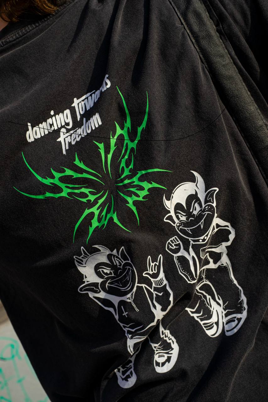 CAMISETA OVERSIZE DANCING TOWARDS FREEDOM